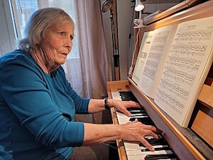 Privatunterricht für Senioren: Im individueller Klavierunterricht bei Kurt Wieland in Bern spielt eine Seniorin ein Stück von Beethoven.
