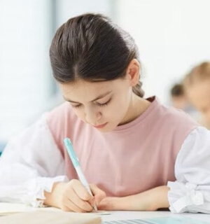Mädchen beim Schreiben eines Diktats im Nachhilfeunterricht Französisch; individuelle Aufgabenhilfe, klare Erklärungen und strukturierte Lernbegleitung.