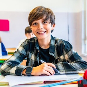 Gymnasiast übt eine Französisch‑Probe und arbeitet konzentriert in angenehmer Lernatmosphäre während der Nachhilfe Gymnasium.