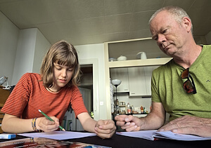 Aufgabenhilfe Bern: Eine Gymnasiastin erhält Aufgabenhilfe in Französisch bei Kurt Wieland.