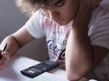 Schüler übt Mathematik für die Vorbereitung Aufnahmeprüfung Gymnasium – konzentriertes Arbeiten mit klarer Unterstützung.