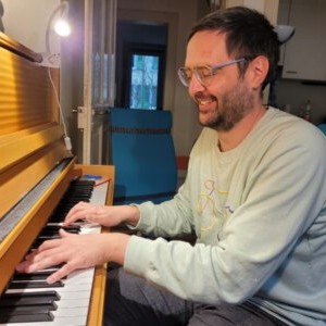 Benjamin spielt ein Stück von Yann Tiersen während des Klavierunterrichts Bern bei Klavierlehrer Kurt Wieland.