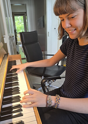 Motivierte Schülerin spielt „The Mandalorian“ am Klavier während des Klavierunterricht Bern bei Kurt Wieland.