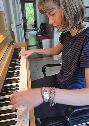 Klavierschülerin spielt konzentriert „The Mandalorian“ während des Privatunterricht‑Bern am Klavier.