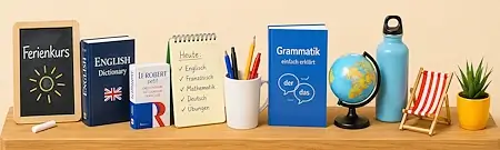 Ferienkurs Bern: Lernmaterialien für Deutsch, Englisch, Französisch und Mathematik stehen gemeinsam mit Globus, Trinkflasche und Liegestuhl auf einem hellen Holzbrett und verbinden konzentriertes Lernen mit sommerlicher Ferienstimmung.
