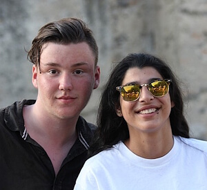 Jeune homme et jeune femme suivant des cours privés, regardant la caméra.