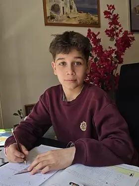 Schüler zeichnet mit Bleistift und Geo‑Dreieck eine Gerade während der Nachhilfe Mathematik bei Kurt Wieland.