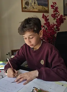 Nachhilfe-Schüler der 5. Klasse löst im Privatunterricht in Bern eine Geometrieaufgabe mit Geodreieck und Lineal.