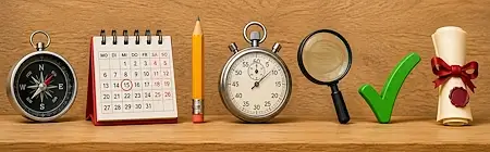 Illustration zur Prüfungsvorbereitung Bern mit Kompass, Kalender, Bleistift, Stoppuhr, Lupe, grünem Häkchen und Diplomrolle auf einem hellbraunen Holzbrett.