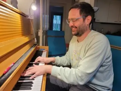Klavierunterricht Bern: Schüler spielt ein Stück von J.S. Bach.