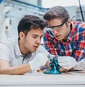 Zwei Elektroniker‑Lehrlinge der Berufsfachschule führen im Labor ihrer Ausbildungsstätte einen Versuch durch; Bild für die Nachhilfe-Berufsfachschule.